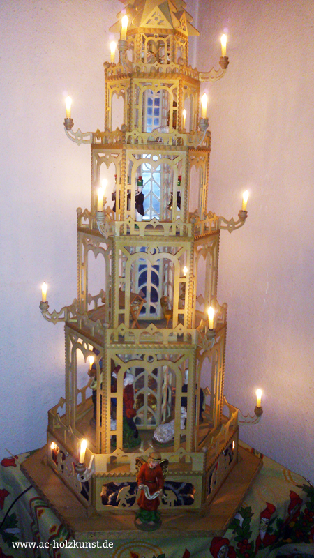 Große Weihnachtspyramide