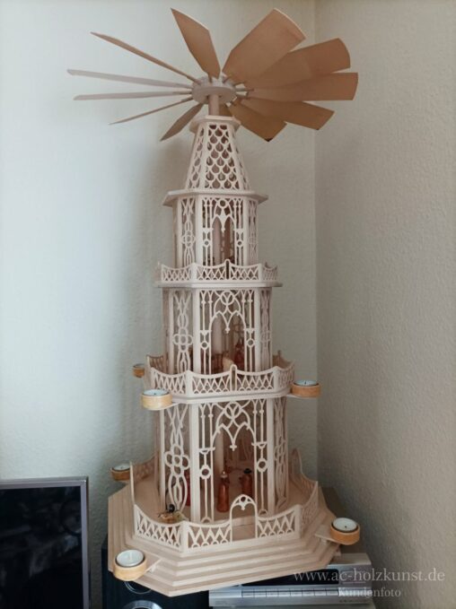 Filigrane Laubsägearbeit Pyramide