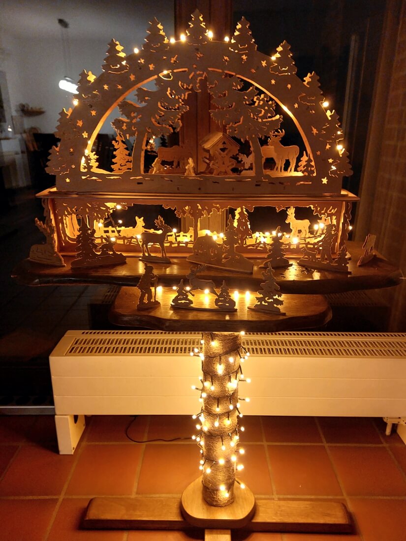 Laubsägearbeit 3D-Schwibbogen Waldidyll mit Sockel und Tisch.