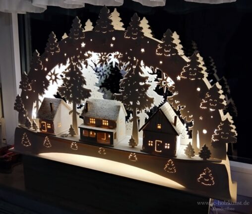 Laubsägearbeit Schwibbogen Dorf mit Häuser.