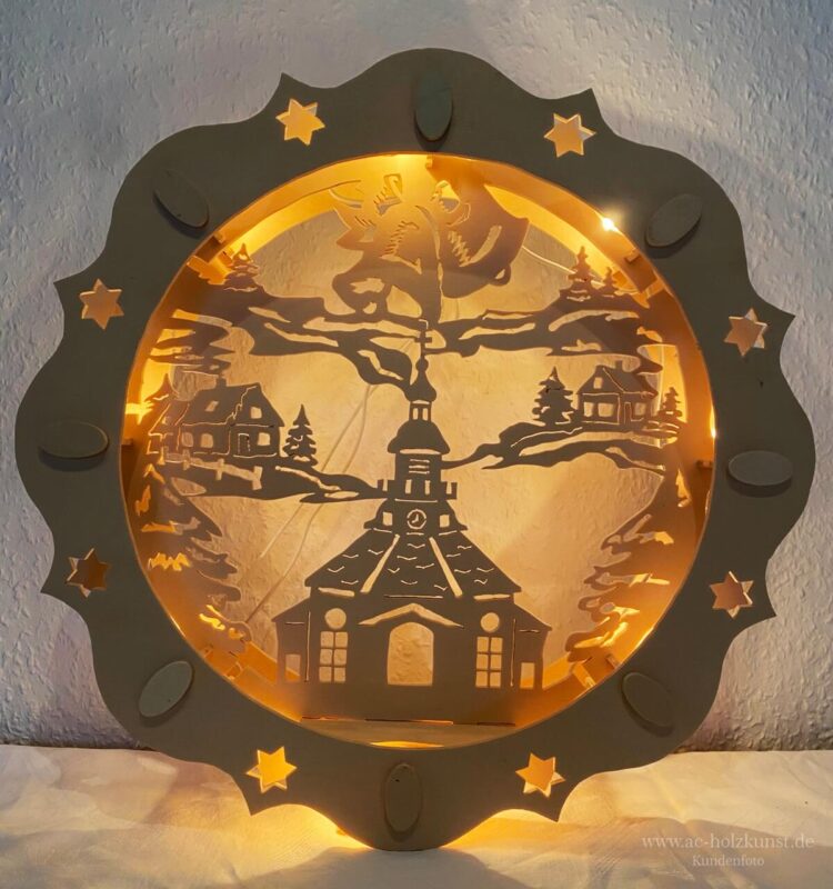 Doppeltes Fensterbild rund Kirche seiffen Laubsägearbeit