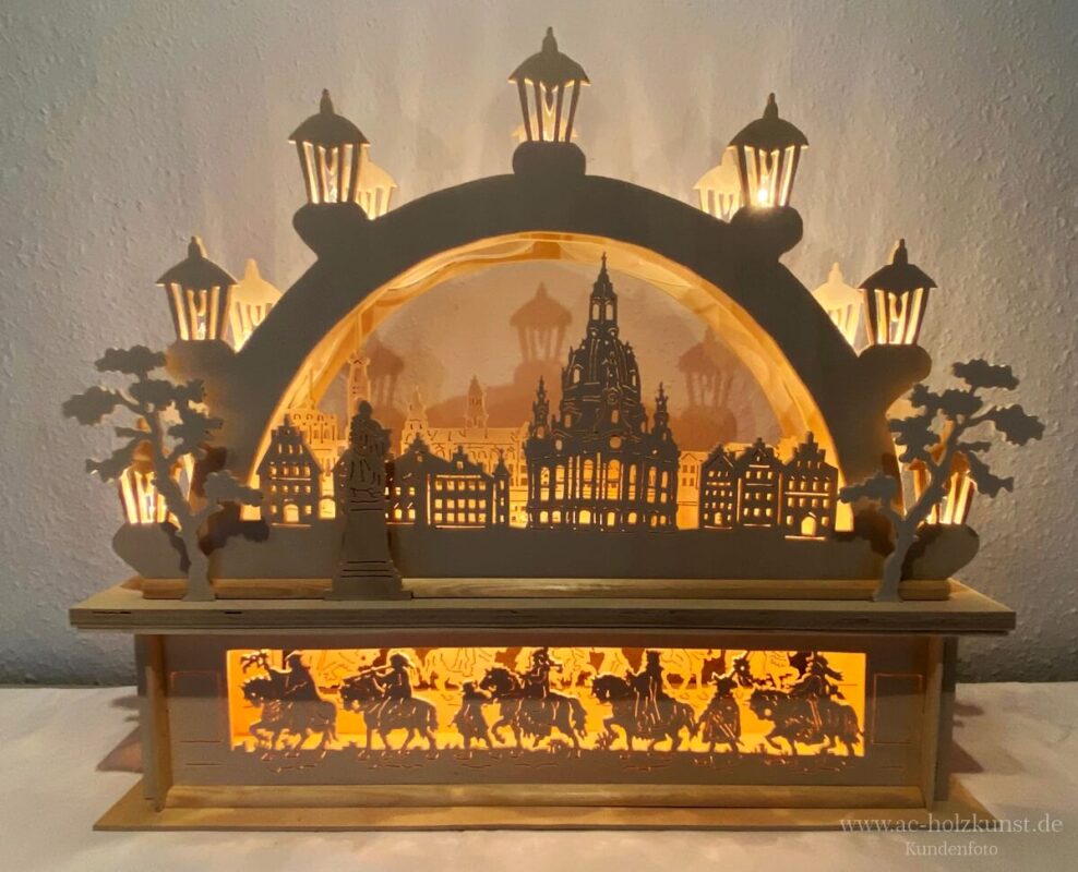 Schwibbogen Dresden Frauenkirche mit Sockel Fürstenzug Laubsägearbeit